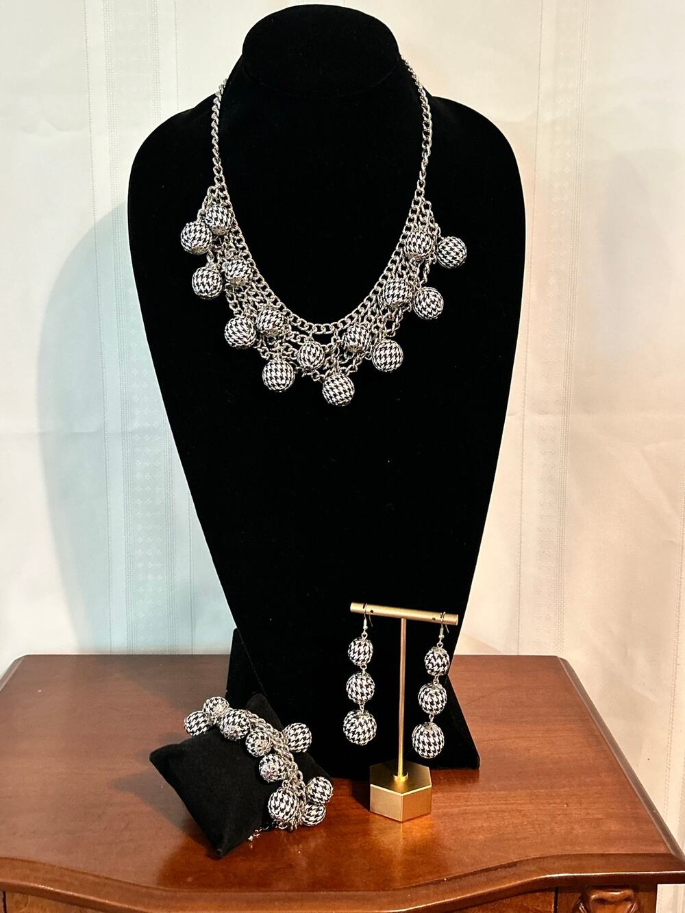 Black White Jewelry Set 18 Inch Necklace Bracelet Earrings Coordinated 3 Piece